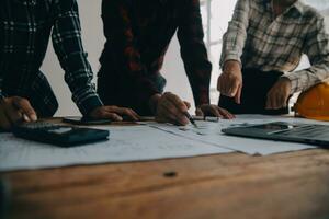 twee bedrijf Mens bouw plaats ingenieur. bouwkunde voorwerpen Aan werkplaats met partners interactie Aan achtergrond foto