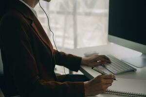 mooi vrouw telefoontje centrum operator werken Aan computer in kantoor foto