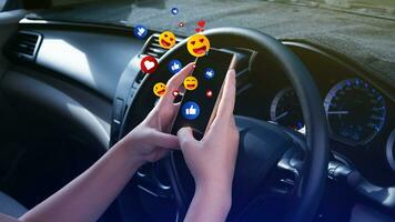 sociaal media en online digitaal concept, vrouw gebruik makend van slim telefoon Bezig met verzenden emoji's met sociaal media in auto. foto