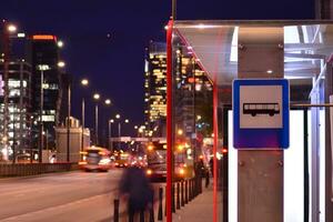 modern kantoor gebouw Bij nacht. nacht lichten, stad kantoor gebouw centrum, stadsgezicht visie foto