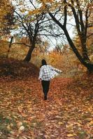 gelukkige vrouw herfst stadspark foto