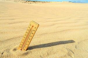een thermometer in de woestijn foto