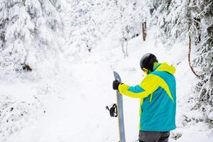 man snowboarder in ski-uitrusting foto