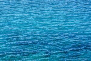 de oceaan is blauw en Doorzichtig foto