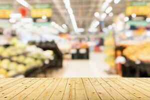 leeg hout tafel top met supermarkt wazig achtergrond voor Product Scherm foto