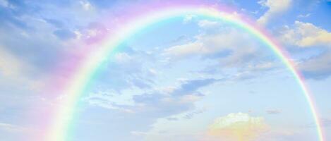 mooi regenboog met wolken en blauw lucht foto