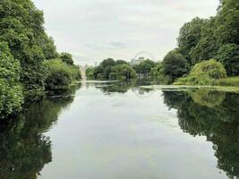 uitzicht op een meer in londen foto