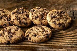 chocola spaander koekjes Aan houten tafel. foto