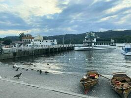 windermere in de uk Aan 10 augustus 2023. een visie van meer windermere van bowness foto