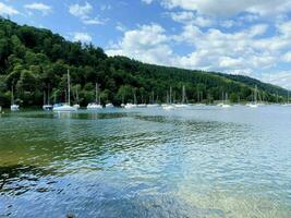 een visie van meer windermere Aan een zonnig dag Bij bowness foto