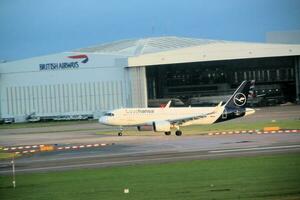 Londen in de uk Aan 5 november 2023. een vliegtuig komt eraan in naar land- Bij Londen heide luchthaven foto