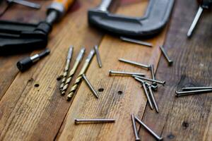 verzameling van houtbewerking gereedschap Aan een houten achtergrond. foto