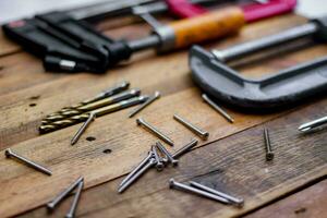 verzameling van houtbewerking gereedschap Aan een houten achtergrond. foto