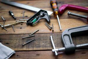 verzameling van houtbewerking gereedschap Aan een houten achtergrond. foto