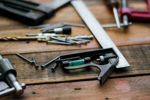 verzameling van houtbewerking gereedschap Aan een houten achtergrond. foto