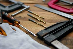 verzameling van houtbewerking gereedschap Aan een houten achtergrond. foto