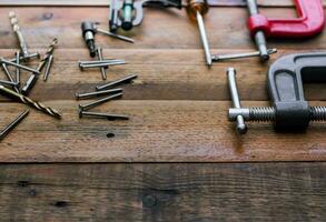 verzameling van houtbewerking gereedschap Aan een houten achtergrond. foto