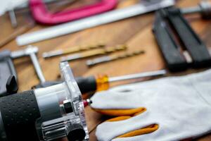 verzameling van houtbewerking gereedschap Aan een houten achtergrond. foto