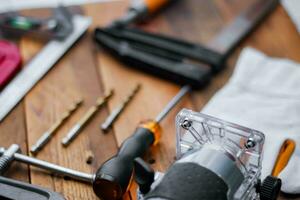 verzameling van houtbewerking gereedschap Aan een houten achtergrond. foto