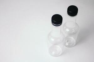 flessen van water geïsoleerd Aan een wit achtergrond met ruimte voor tekst foto