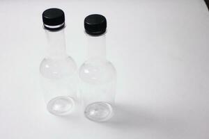 flessen van water geïsoleerd Aan een wit achtergrond met ruimte voor tekst foto