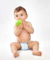 baby jongen aan het eten appel foto