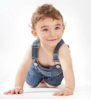 baby jongen kruipen in de studio foto