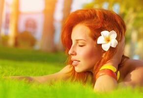 vrouw genieten van zomer natuur foto