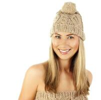 blond vrouw vervelend warm hoed foto
