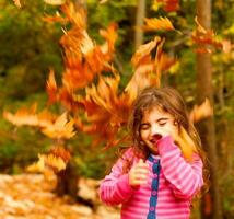 gelukkig kind in herfst foto