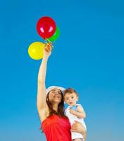 gelukkig familie met lucht ballonnen foto