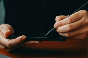 zakelijke communicatie. Aziatisch zakenvrouw pratend Aan mobiel telefoon werken Aan laptop in modern kantoor. vrij ruimte foto