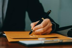 zaken en advocaten bespreken contractpapieren met koperen schaal op bureau in kantoor. wet, juridische diensten, advies, rechtvaardigheid en wet concept foto met film grain effect