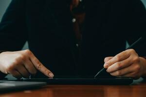 zakelijke communicatie. Aziatisch zakenvrouw pratend Aan mobiel telefoon werken Aan laptop in modern kantoor. vrij ruimte foto