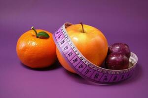 ai gegenereerd een plakband meten wezen gebruikt naar meten de omtrek van een appel en een oranje, beide zittend Aan een tafel. foto