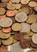 euro munten Aan wit achtergrond foto
