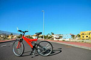 een rood berg fiets geparkeerd Aan de weg foto