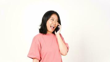 jong Aziatisch vrouw pratend Aan de telefoon geïsoleerd Aan een wit achtergrond. foto