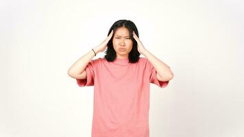 jong Aziatisch vrouw in roze t-shirt met hoofdpijn gebaar Aan geïsoleerd wit achtergrond foto