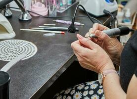 manicure salon onderhoud voor gel nagel uitbreiding en perfect Pools door geschoold nagel technicus foto