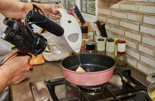 huis Koken boter en frituren pan Aan fornuis voor heerlijk maaltijd voorbereiding foto