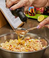 vers ingrediënten voor maken gekookt maïs en tomaat salade met zwaan olie en ui vulling foto