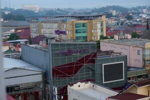 samarinda Kalimantan timur, Indonesië 12 december 2023. u kan zien de atmosfeer van behuizing in de stad van samarinda, oosten- Kalimantan. foto genomen van de top van de gebouw