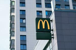 mcdonalds logo van globaal cafe keten dat is gespecialiseerd hamburgers mannen restaurant. straat teken van facade van snel voedsel diner. Sint Petersburg, Rusland - augustus 31, 2021 foto