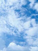 blauw lucht met wit wolk voor natuur achtergrond foto