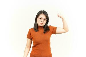 tonen sterkte armen van mooi Aziatisch vrouw geïsoleerd Aan wit achtergrond foto