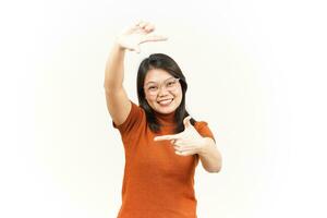 maken kader met handen van mooi Aziatisch vrouw geïsoleerd Aan wit achtergrond foto