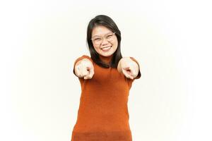glimlachen en richten Bij jij, willen u gebaar van mooi Aziatisch vrouw geïsoleerd Aan wit achtergrond foto