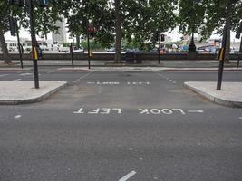 kijk links bord op een straat in londen, uk foto