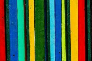 een kleurrijk muur met veel verschillend gekleurde houten borden foto